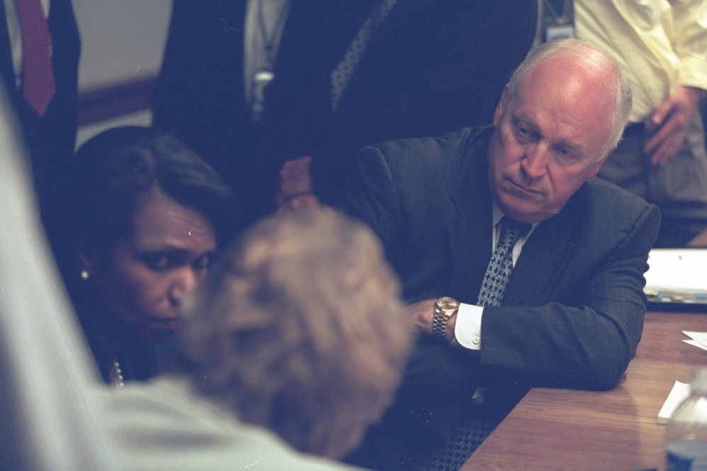 Cheney y Rice escuchan atentamente a la mujer de ste, que le acompa durante todo el da.