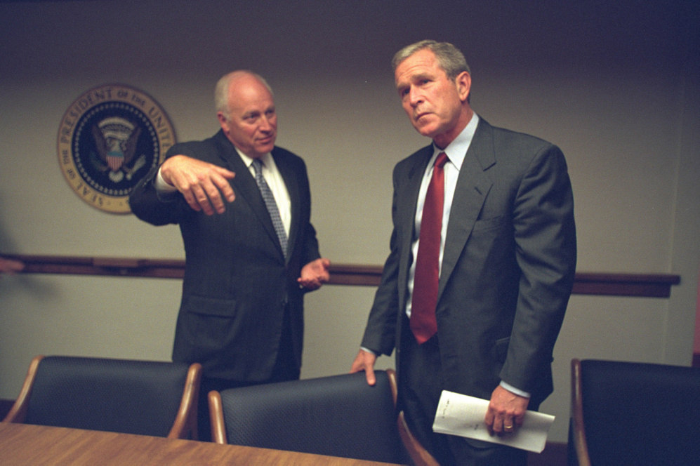 Cheney le explica al presidente de EEUU cmo se encuentra la situacin, minutos ante de que este ltimo compareciera ante la nacin-