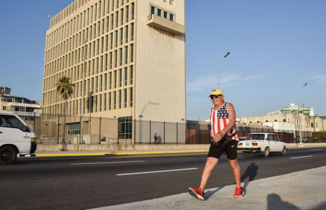 Un ciudadano cubano pasea por las calles mientras luce orgulloso su...