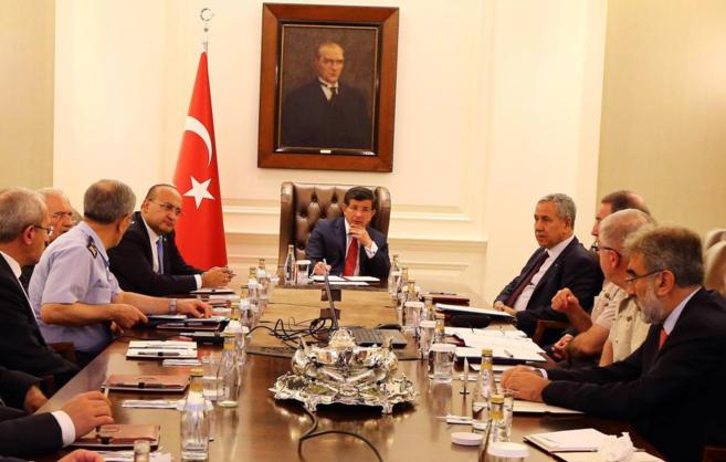 El primer ministro turco, Ahmet Davutoglu, reunido hoy con su...