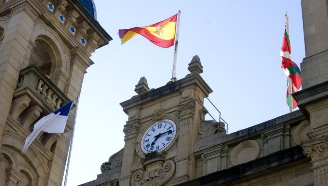 Bandera espaola izada en el ayuntamiento de San Sebastin