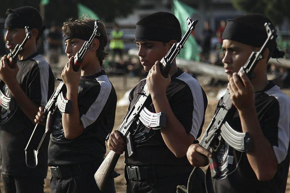 Campo de entrenamiento militar para jvenes palestinos en la Franja...
