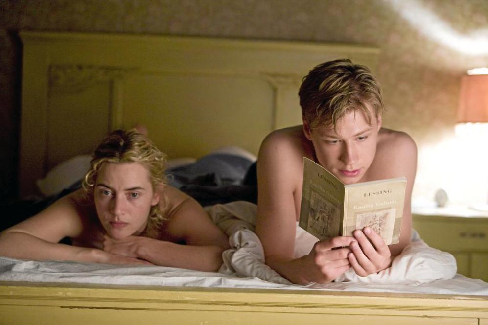 Kate Winslet escucha y David Kroos lee en un fotograma de 'El...