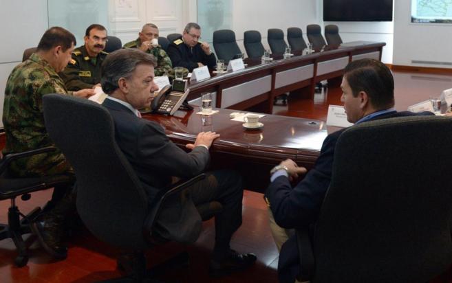 El presidente colombiano, Juan Manuel Santos, reunido con el ministro...