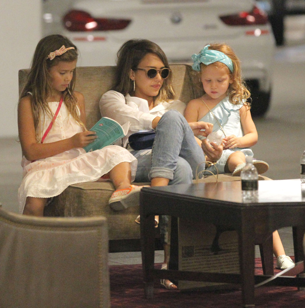 La actriz Jessica Alba y sus hijas leyendo varios libros, merecido...