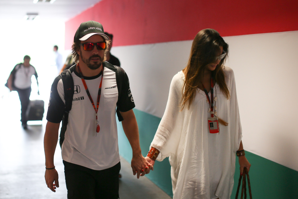 Fernando Alonso, junto a su novia Lara lvarez, a su llegada a...