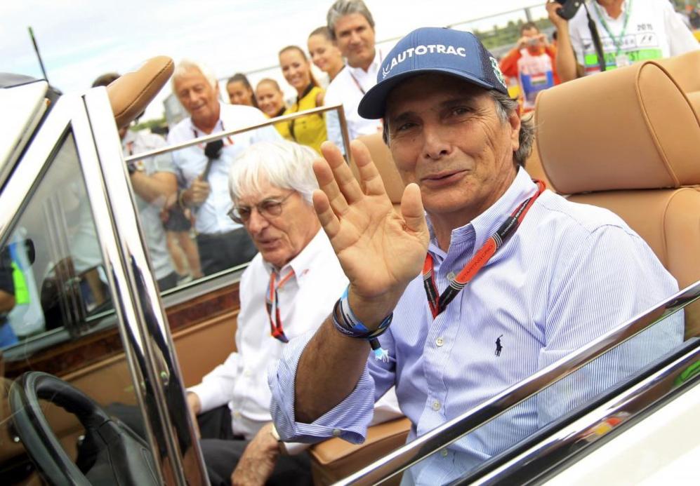 Nelson Piquet, junto a Bernie Ecclestone, durante el desfile de...