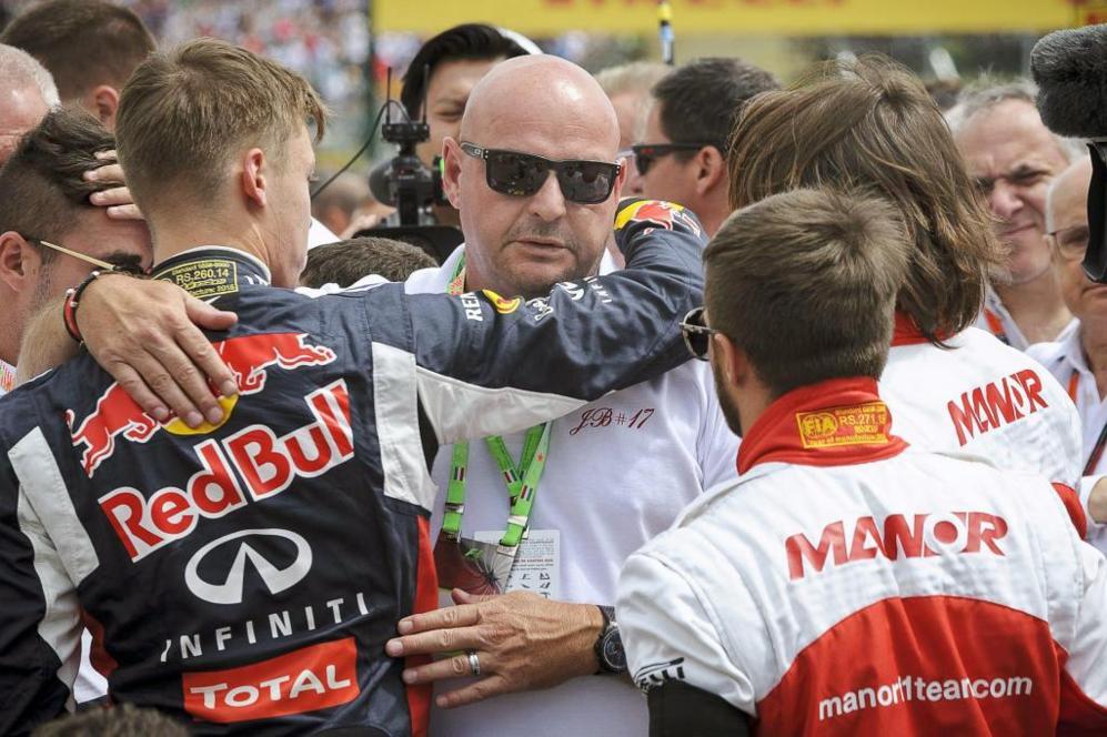 El padre de Jules bianchi se abraza con los pilotos antes del inicio...