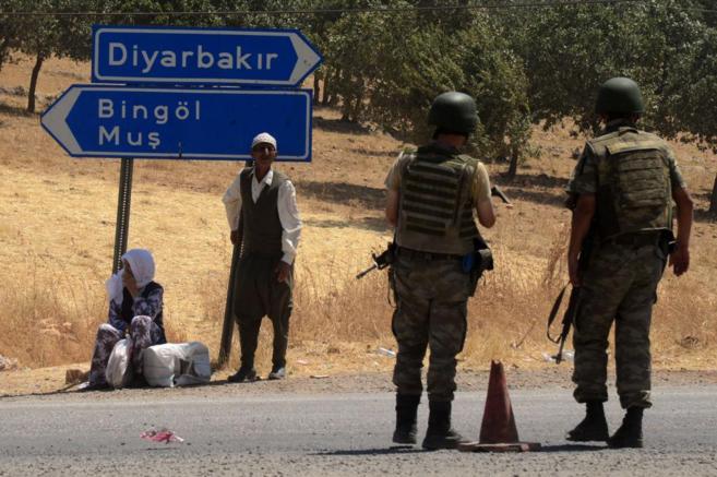 Soldados turcos, en un puesto de control de Diyarbakir (en el...