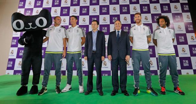 Pepe, CR, Ramos y Marcelo posan junto a Florentino y Jeff Zhang,...