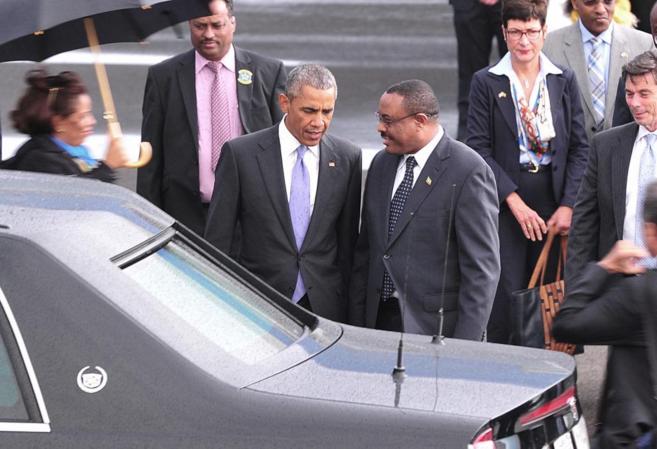Obama charla con el primer ministro etope, Hailemariam Desalegn, a...
