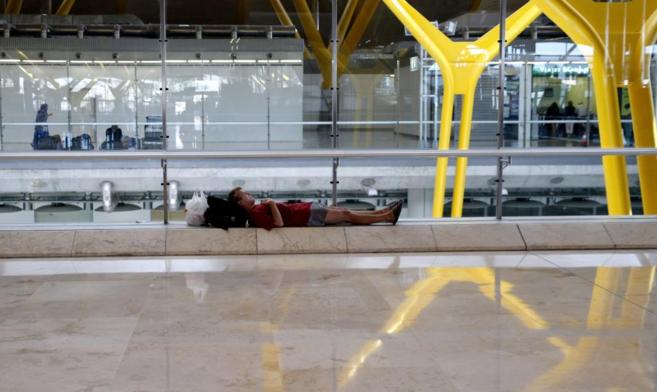 Un viajero descansa en el aeropuerto Adolfo Surez Madrid-Barajas en...