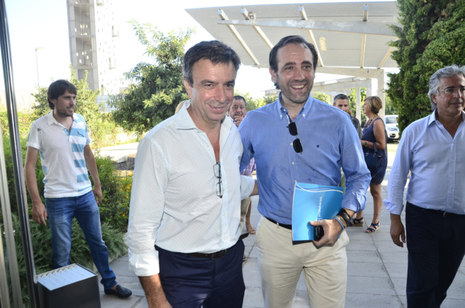 El presidente del PP balear, Miquel Vidal, con el senador y...