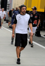Fernando Alonso en el paddock de Hungaroring.