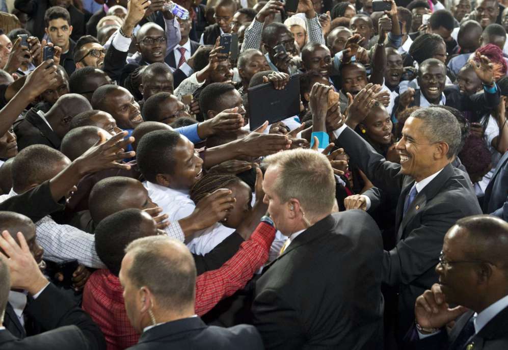 El presidente saluda a la multitud despus de hablar en la Arena...