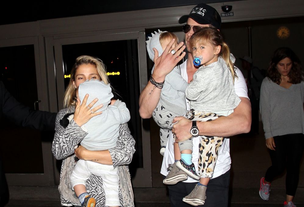 Elsa Pataky y Chris Hemsworth a la llegada del aeropuerto de Los...