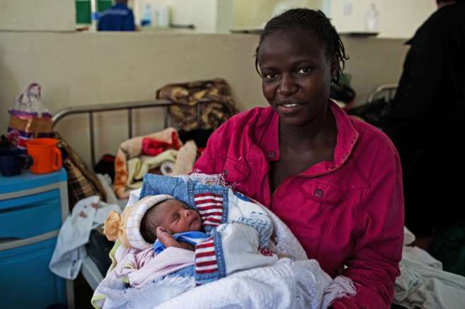 Millicent Akinyo sostiene su bebe llamado Michelle en honor a la...