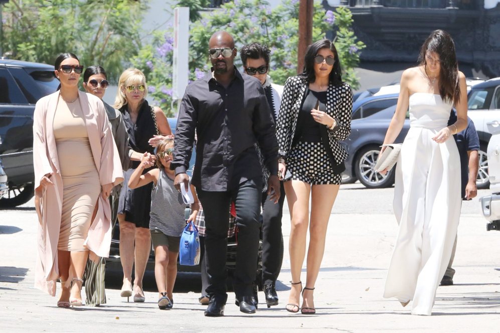 La familia Kardashian al completo caminando por las calles de Los...