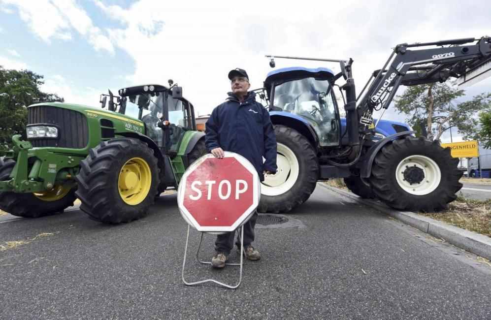 Un granjero francs coloca una seal de 'Stop' en medio de la...