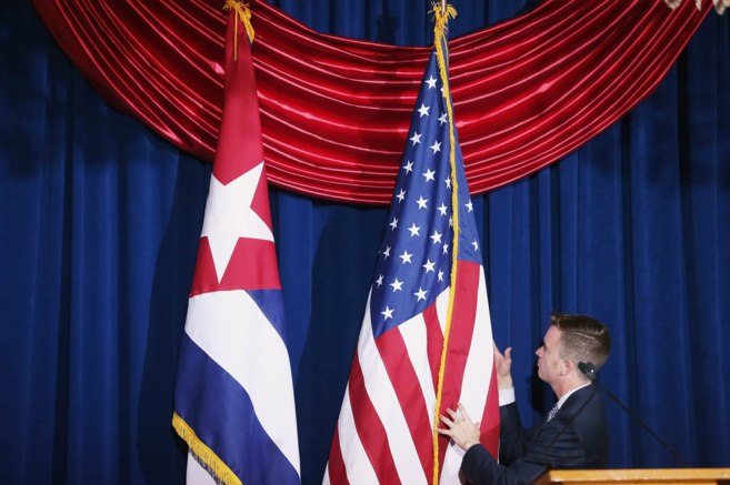Las banderas de Cuba y de EEUU en la inauguracin de la embajada...
