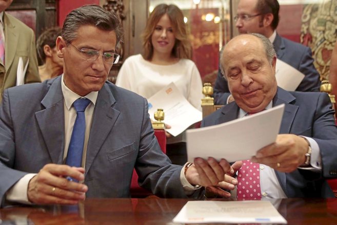 Torres Hurtado (dcha.) y Luis Salvador, portavoz de Ciudadanos,...