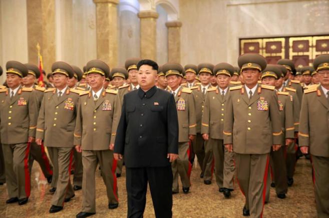 El lder Kim Jong-un durante un acto del 62 aniversario del fin de la...