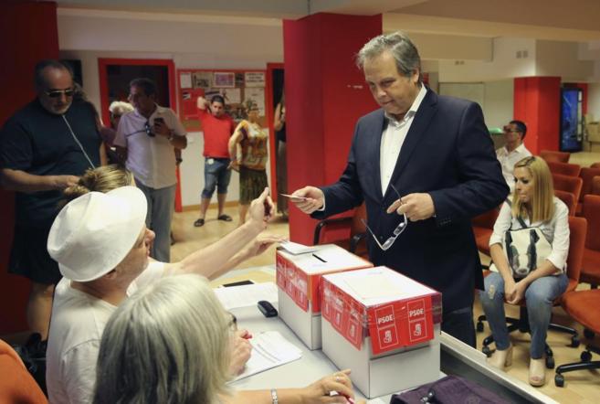 Carmona votando el pasado domingo en la agrupacin socialista de...