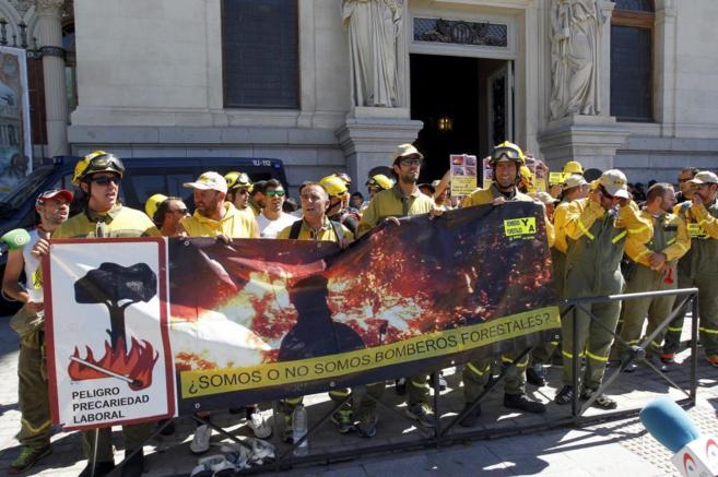 Manifestacin de bomberos forestales frente al ministerio de...