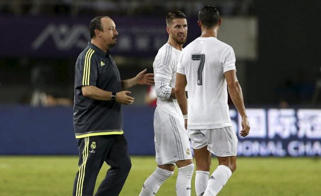 Bentez charla con Ramos y Cristiano durante el partido ante el Inter
