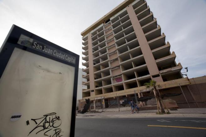 Hotel abandonado en San Juan, Puerto Ricio, que evidencia la crisis...