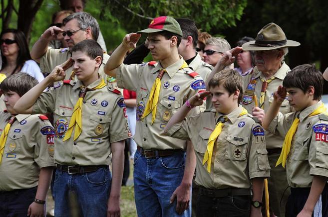 Miembros del los Boys Scouts of America (BSA) saludan en una imagen de...