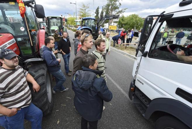 Agricultores galos bloquean el paso a camiones con mercanca