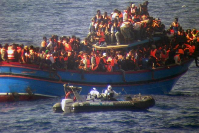Imagen de archivo del rescate de varios inmigrantes en la costa de...