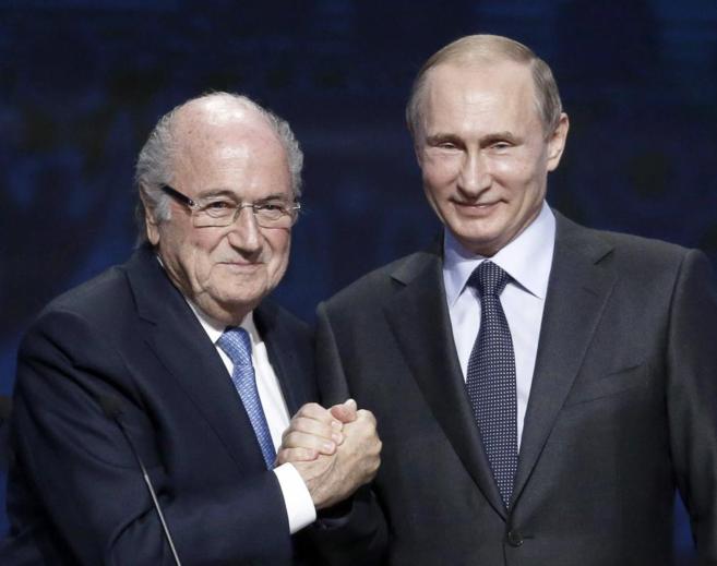 Joseph Blatter y Vladimir Putin en el sorteo de la fase de...