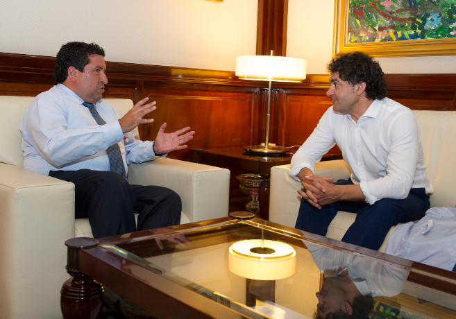 Francesc Colomer, presidente de la AVT, conversa con el Javier Moliner...