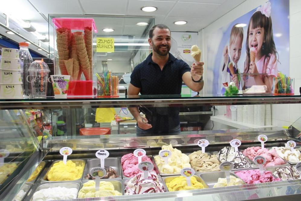 Virgilio Rodrguez en la heladera del mercado del Olivar en Palma.