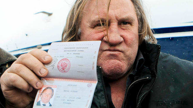 El actor Gerard Depardieu muestra su pasaporte ruso.