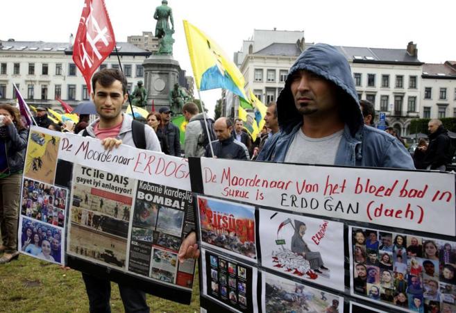 Protesta en Bruselas contra el Gobierno de Erdogan por el cese de la...