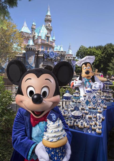 Mickey Mouse y Pluto, dos de los personajes ms conocidos de Disney