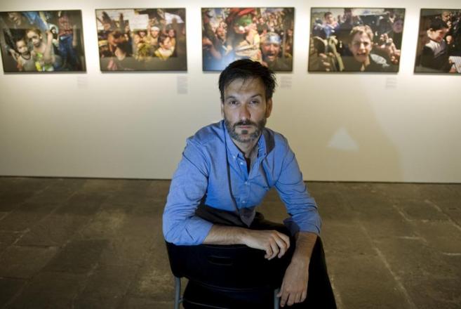 Ricardo Garca Vilanova, ante algunas de sus fotos en la exposicin