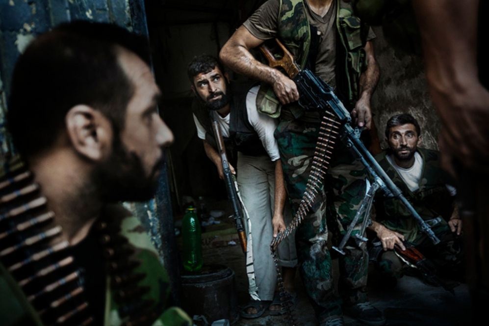 Cuatro miembros del ELS se preparan para combatir contra el ejrcito...