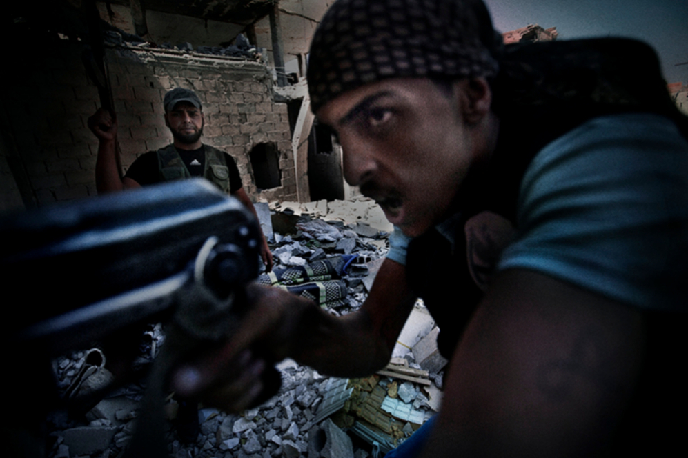 Un miembro del Ejrcito Libre de Siria (ELS) luchan en Deir Zoor.