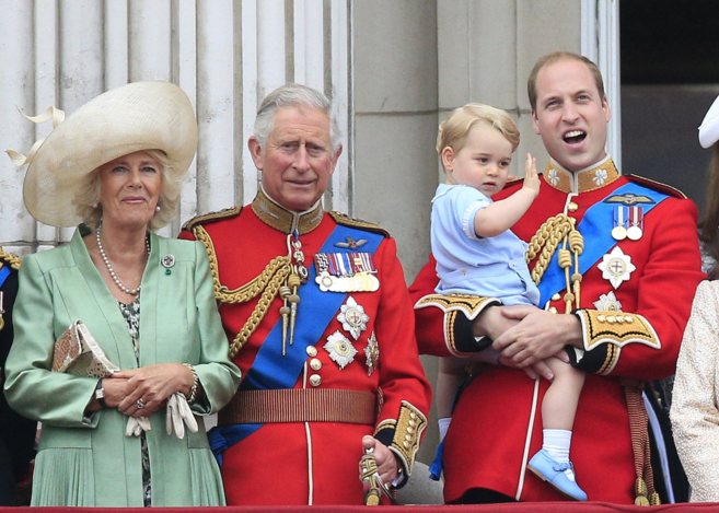 Carlos de Inglaterra, con su esposa Camilla, su hijo Guillermo y su...