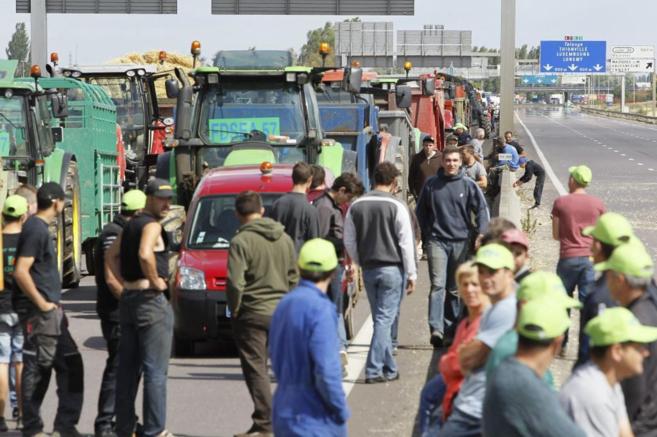 Varios agricultores bloquean una autova en Francia