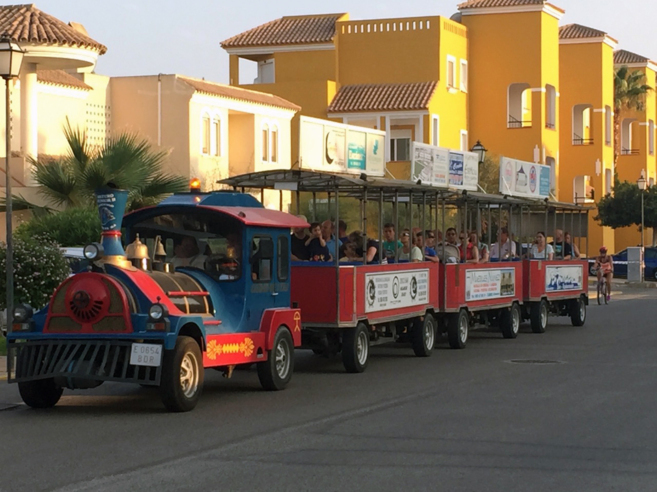 El tren turístico Garrucha-Vera Playa en su recorrido.