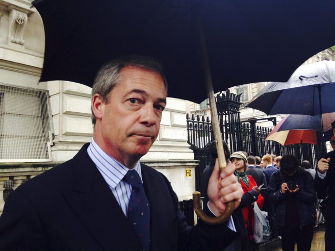 El líder del UKIP, Nigel Farage, ante el número 10 de Downing...