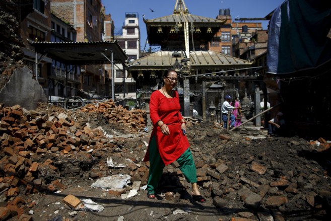 Una mujer camina por Katmand, meses despus del devastador...