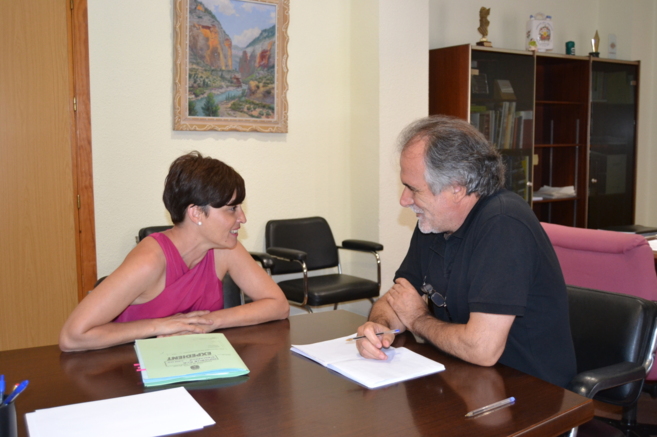 La concejala de Educacin de La Vall en la reunin con el director...