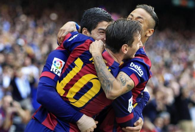 Luis Surez, del Barcelona, celebra con sus compaeros Messi y...