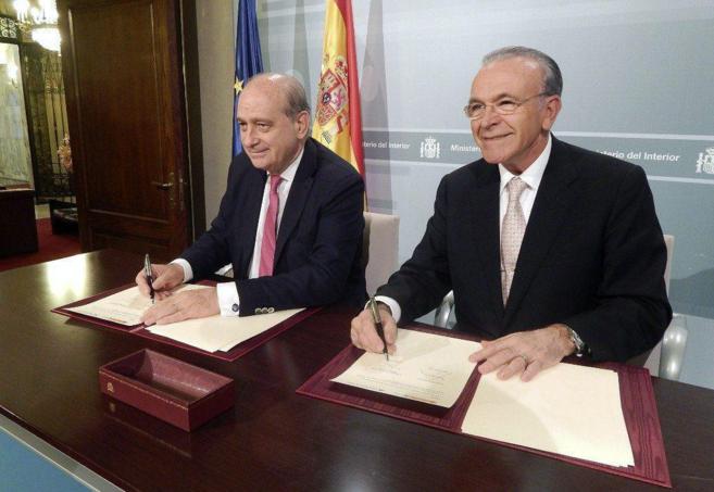 Jorge Fernández Díaz y el presidente de CaixaBank, Isidro Fainé...